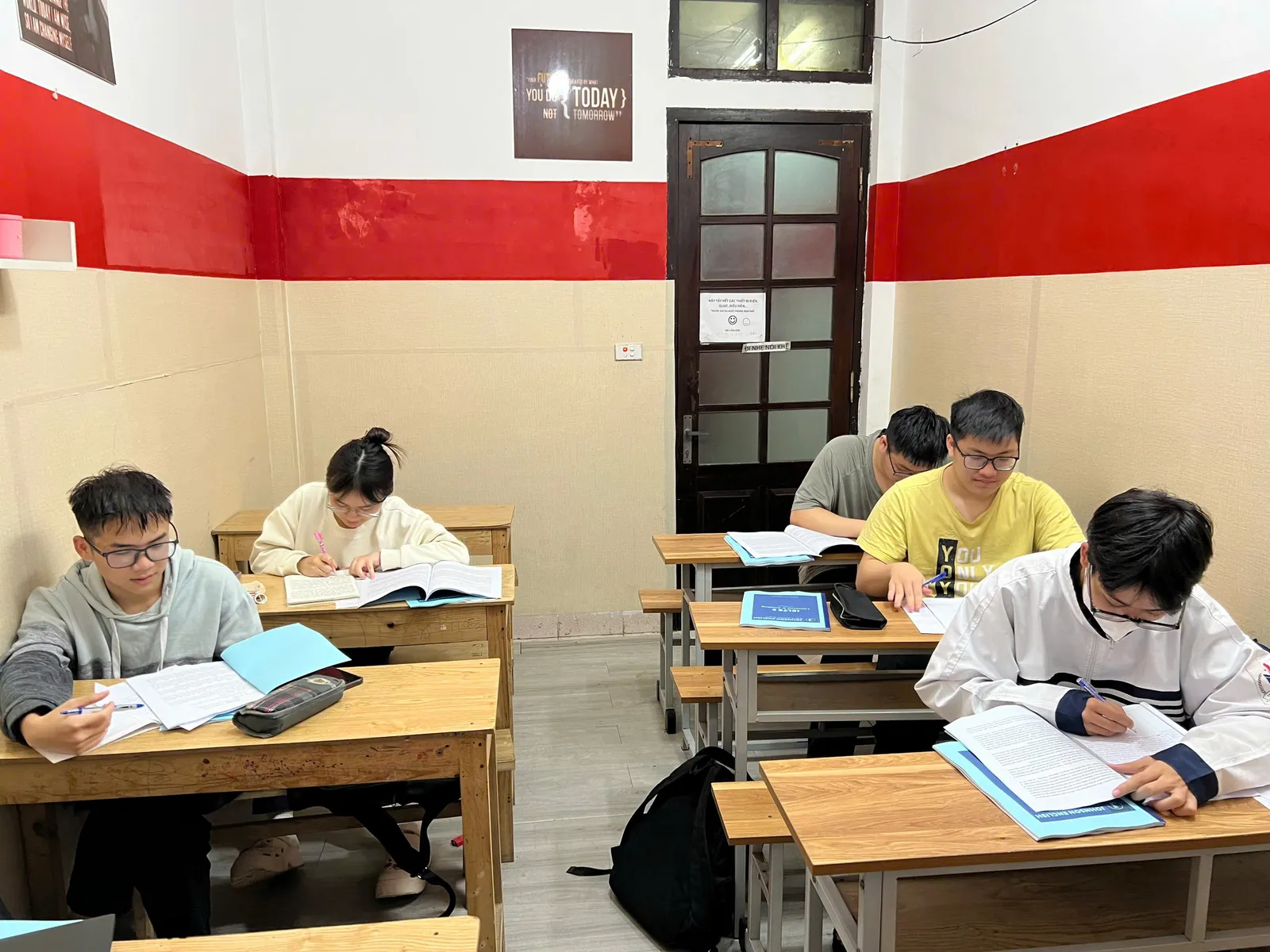 Học sinh tập trung làm bài trong lớp Johnson English