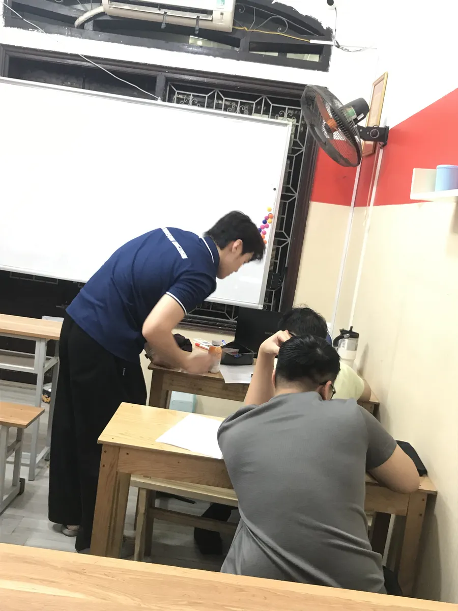 Giáo viên hướng dẫn từng học viên