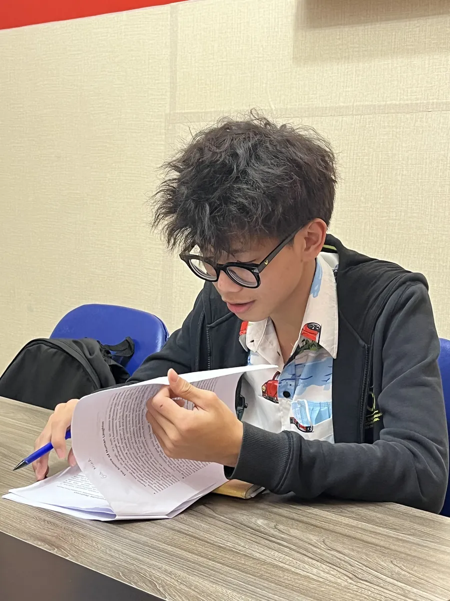 Học viên tập trung đọc bài