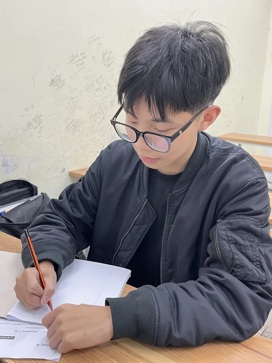 Học viên luyện viết