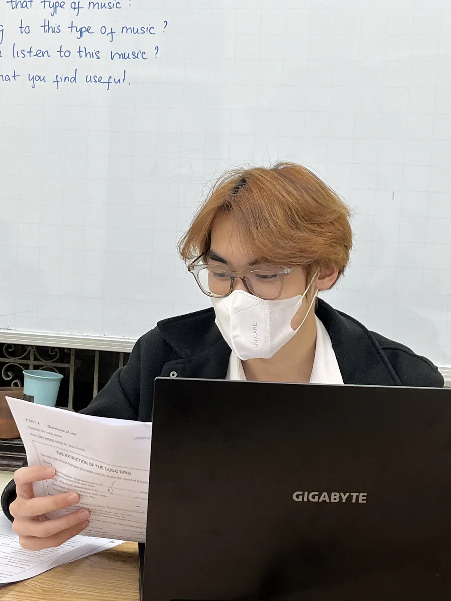 Giám khảo thi thử Speaking