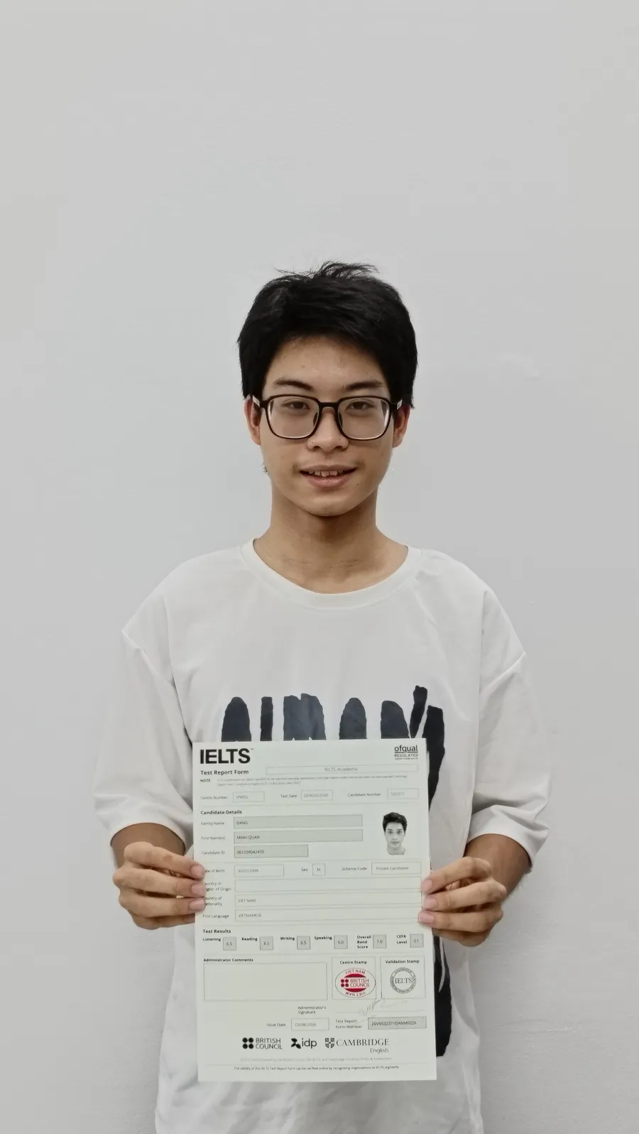 Đặng Quân cầm bảng điểm IELTS 7.0