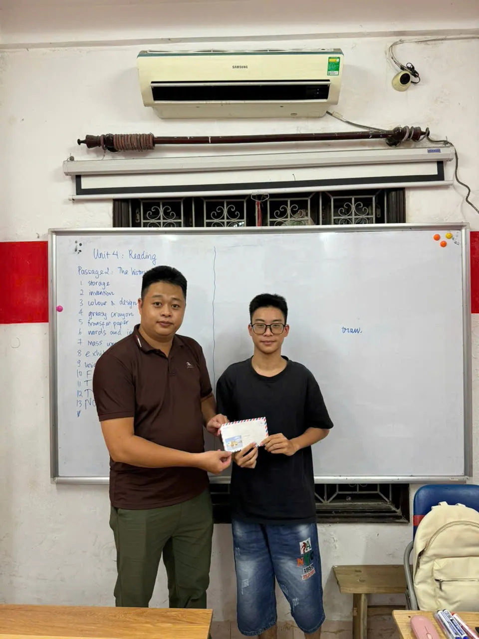 Học viên cầm chứng chỉ IELTS