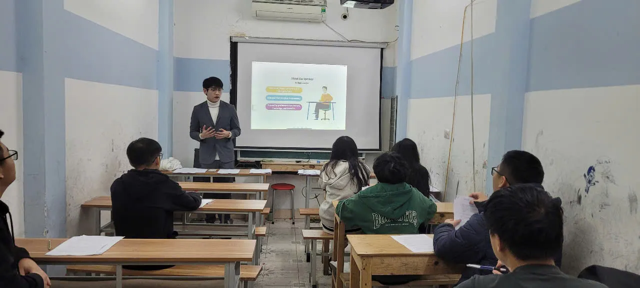 Học viên thuyết trình trước lớp